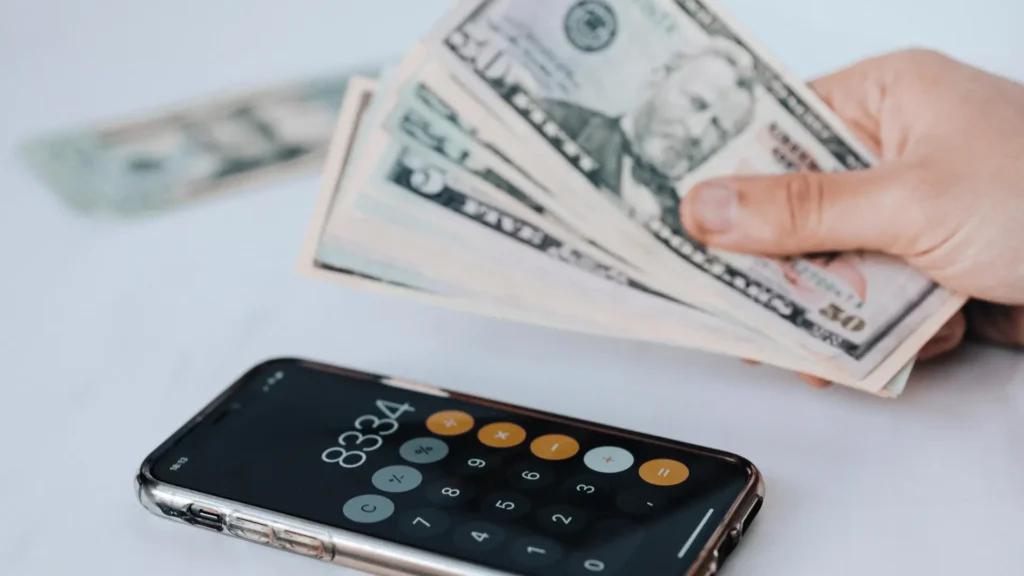 Pessoa pagando dívidas